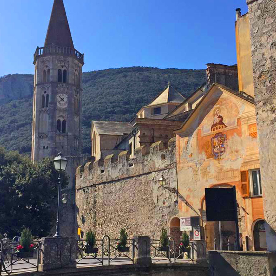 Campanile, mura e facciate storiche di Finalborgo